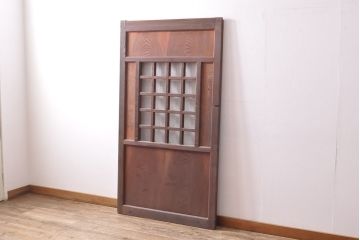アンティーク建具　枠・栗材　板・ケヤキ材(欅)　2種の木材の風合いがお楽しみいただけるマス目格子蔵戸(きつね格子、狐格子、玄関戸、玄関ドア、引き戸、枡格子、格子戸、マス目、升目)(R-054214)