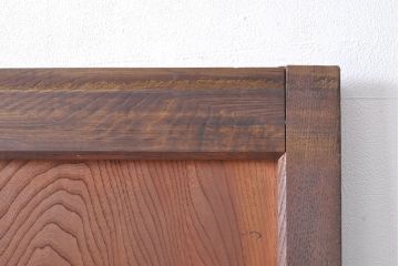 アンティーク建具　枠・栗材　板・ケヤキ材(欅)　2種の木材の風合いがお楽しみいただけるマス目格子蔵戸(きつね格子、狐格子、玄関戸、玄関ドア、引き戸、枡格子、格子戸、マス目、升目)(R-054214)