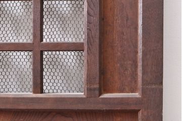 アンティーク建具　枠・栗材　板・ケヤキ材(欅)　2種の木材の風合いがお楽しみいただけるマス目格子蔵戸(きつね格子、狐格子、玄関戸、玄関ドア、引き戸、枡格子、格子戸、マス目、升目)(R-054214)