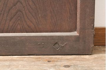 アンティーク建具　枠・栗材　板・ケヤキ材(欅)　2種の木材の風合いがお楽しみいただけるマス目格子蔵戸(きつね格子、狐格子、玄関戸、玄関ドア、引き戸、枡格子、格子戸、マス目、升目)(R-054214)