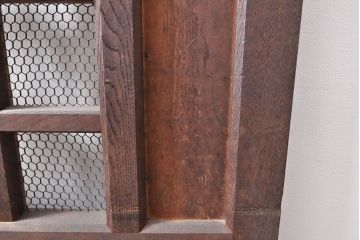 アンティーク建具　枠・栗材　板・ケヤキ材(欅)　2種の木材の風合いがお楽しみいただけるマス目格子蔵戸(きつね格子、狐格子、玄関戸、玄関ドア、引き戸、枡格子、格子戸、マス目、升目)(R-054214)