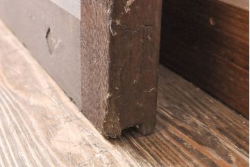 アンティーク建具　枠・栗材　板・ケヤキ材(欅)　2種の木材の風合いがお楽しみいただけるマス目格子蔵戸(きつね格子、狐格子、玄関戸、玄関ドア、引き戸、枡格子、格子戸、マス目、升目)(R-054214)