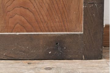 アンティーク建具　枠・栗材　板・ケヤキ材(欅)　2種の木材の風合いがお楽しみいただけるマス目格子蔵戸(きつね格子、狐格子、玄関戸、玄関ドア、引き戸、枡格子、格子戸、マス目、升目)(R-054214)