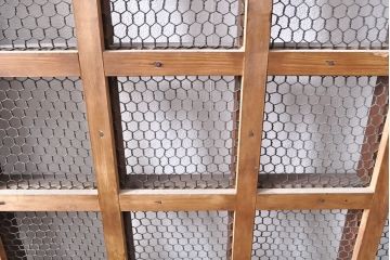 アンティーク建具　枠・栗材　板・ケヤキ材(欅)　2種の木材の風合いがお楽しみいただけるマス目格子蔵戸(きつね格子、狐格子、玄関戸、玄関ドア、引き戸、枡格子、格子戸、マス目、升目)(R-054214)