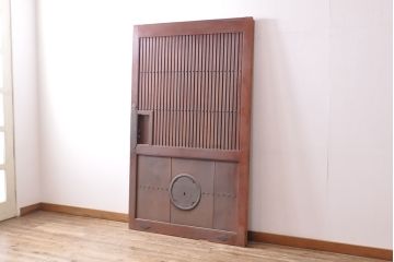 アンティーク建具　枠・ヒノキ材(檜)　板・ケヤキ材(欅)　赤みがかった木色が風格のある格子蔵戸(玄関戸、玄関ドア、引き戸、枡格子)(R-054216)