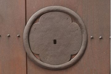 アンティーク建具　枠・ヒノキ材(檜)　板・ケヤキ材(欅)　赤みがかった木色が風格のある格子蔵戸(玄関戸、玄関ドア、引き戸、枡格子)(R-054216)