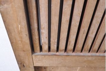 アンティーク建具　枠・ヒノキ材(檜)　板・ケヤキ材(欅)　赤みがかった木色が風格のある格子蔵戸(玄関戸、玄関ドア、引き戸、枡格子)(R-054216)