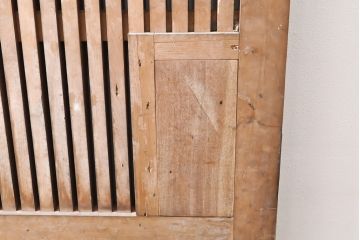 アンティーク建具　枠・ヒノキ材(檜)　板・ケヤキ材(欅)　赤みがかった木色が風格のある格子蔵戸(玄関戸、玄関ドア、引き戸、枡格子)(R-054216)