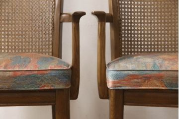 中古　カリモク家具　domani(ドマーニ)　温かみある色合いの花柄が目を引くアームチェア2脚セット(ダイニングチェア、椅子)(R-054225)
