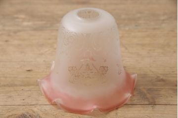 アンティーク照明　イギリス　明かりを灯すと模様が浮かび上がるエッチング加工とフリルシェードが魅力のペンダントライト(天井照明、吊り下げ照明、シェード)(R-054234)