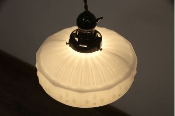 アンティーク照明　明かりを灯すと陰影の模様を楽しめるミルクガラス照明(天井照明、吊り下げ照明、シェード、ペンダントライト)(R-054235)