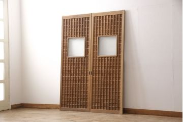 アンティーク建具　高級品　昭和初期　背板も一枚板!　古き良き上質な和を楽しむマス目格子板戸2枚セット(きつね格子、狐格子、格子戸、板戸、引き戸、建具)(R-054242)