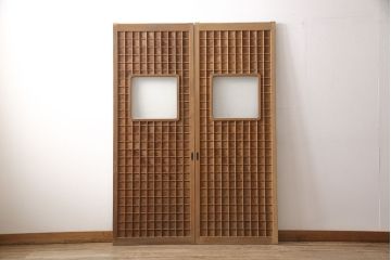 アンティーク建具　高級品　昭和初期　背板も一枚板!　古き良き上質な和を楽しむマス目格子板戸2枚セット(きつね格子、狐格子、格子戸、板戸、引き戸、建具)(R-054242)