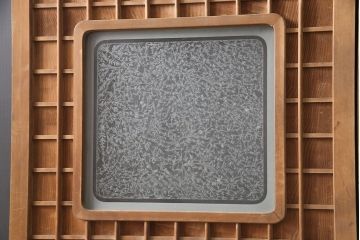 アンティーク建具　高級品　昭和初期　背板も一枚板!　古き良き上質な和を楽しむマス目格子板戸2枚セット(きつね格子、狐格子、格子戸、板戸、引き戸、建具)(R-054242)