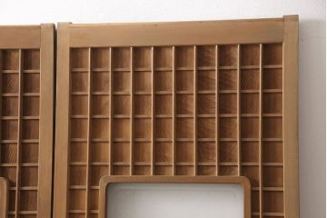 アンティーク建具　高級品　昭和初期　背板も一枚板!　古き良き上質な和を楽しむマス目格子板戸2枚セット(きつね格子、狐格子、格子戸、板戸、引き戸、建具)(R-054242)