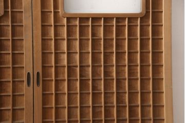アンティーク建具　高級品　昭和初期　背板も一枚板!　古き良き上質な和を楽しむマス目格子板戸2枚セット(きつね格子、狐格子、格子戸、板戸、引き戸、建具)(R-054242)