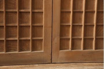 アンティーク建具　高級品　昭和初期　背板も一枚板!　古き良き上質な和を楽しむマス目格子板戸2枚セット(きつね格子、狐格子、格子戸、板戸、引き戸、建具)(R-054242)