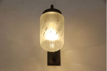 和製アンティーク　大正期〜昭和初期　大正ロマン　切子細工が施されたすりガラスシェードのウォールランプ(壁付け照明、壁掛照明)(R-054244)