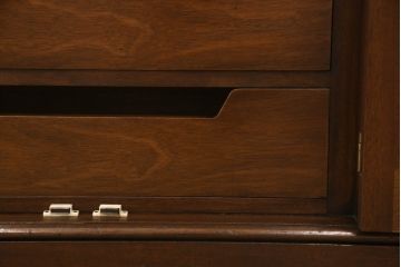 中古　美品　DREXEL HERITAGE(ドレクセルヘリテイジ)　Triune(トライユン)シリーズ　マホガニー材の木肌が美しいワードローブ(収納棚、戸棚)(R-054248)