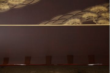 中古　美品　輪島塗り　繊細に描かれた松の絵柄が見事な座卓(ローテーブル、センターテーブル)(R-054266)