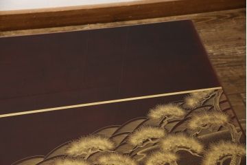 中古　美品　輪島塗り　繊細に描かれた松の絵柄が見事な座卓(ローテーブル、センターテーブル)(R-054266)