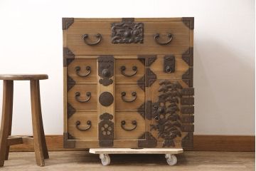 和製アンティーク 明治期　総桐材　縁起の良いモチーフがあしらわれた迫力のある金具が魅力の庄内小箪笥(庄内箪笥、桐たんす、桐箪笥、時代箪笥、引き出し)(R-054269)