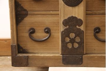 和製アンティーク 明治期　総桐材　縁起の良いモチーフがあしらわれた迫力のある金具が魅力の庄内小箪笥(庄内箪笥、桐たんす、桐箪笥、時代箪笥、引き出し)(R-054269)