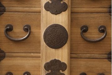 和製アンティーク 明治期　総桐材　縁起の良いモチーフがあしらわれた迫力のある金具が魅力の庄内小箪笥(庄内箪笥、桐たんす、桐箪笥、時代箪笥、引き出し)(R-054269)