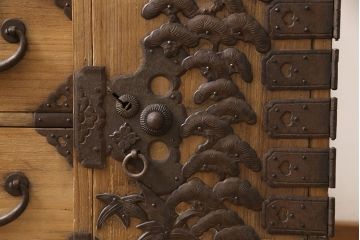 和製アンティーク 明治期　総桐材　縁起の良いモチーフがあしらわれた迫力のある金具が魅力の庄内小箪笥(庄内箪笥、桐たんす、桐箪笥、時代箪笥、引き出し)(R-054269)