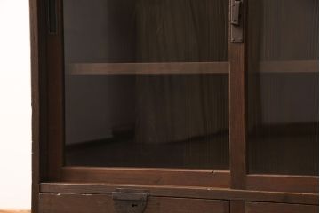 和製アンティーク　落ち着いた色合いがシックな雰囲気を醸し出す戸棚(収納棚、キャビネット)(R-054277)