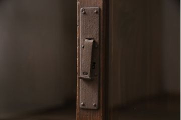 和製アンティーク　落ち着いた色合いがシックな雰囲気を醸し出す戸棚(収納棚、キャビネット)(R-054277)