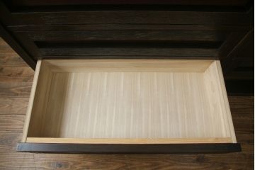中古　高級品　国産工芸家具　　現代和具　NOBUYA MATSUOKA　松岡漆工　浮造り加工　和モダンな空間づくりにぴったりのサイドボード(サイドチェスト、引き出し、リビングボード)(定価約80万円)(R-054278)