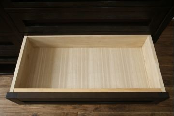 中古　高級品　国産工芸家具　　現代和具　NOBUYA MATSUOKA　松岡漆工　浮造り加工　和モダンな空間づくりにぴったりのサイドボード(サイドチェスト、引き出し、リビングボード)(定価約80万円)(R-054278)