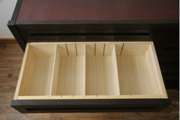 中古　高級品　国産工芸家具　　現代和具　NOBUYA MATSUOKA　松岡漆工　浮造り加工　和モダンな空間づくりにぴったりのサイドボード(サイドチェスト、引き出し、リビングボード)(定価約80万円)(R-054278)