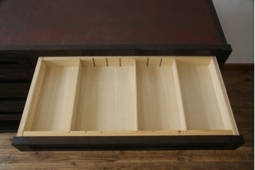 中古　高級品　国産工芸家具　　現代和具　NOBUYA MATSUOKA　松岡漆工　浮造り加工　和モダンな空間づくりにぴったりのサイドボード(サイドチェスト、引き出し、リビングボード)(定価約80万円)(R-054278)