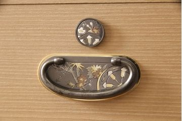 未使用　展示品　中古　伝統工芸士　山本隆作　かくし付き　上品な佇まいが魅力!たっぷり収納できる総桐箪笥(胴厚、総桐たんす、着物箪笥、チェスト、引き出し)(定価約100万円)(R-054279)