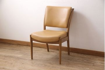 中古　美品　カリモク家具(karimoku)　合皮　温かみのあるカラーが魅力的なナラ材製のダイニングチェア(椅子)(R-054280)です。