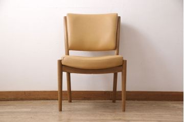 中古　美品　カリモク家具(karimoku)　合皮　温かみのあるカラーが魅力的なナラ材製のダイニングチェア(椅子)(R-054280)です。