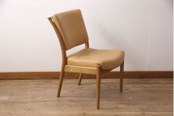 中古　美品　カリモク家具(karimoku)　合皮　温かみのあるカラーが魅力的なナラ材製のダイニングチェア(椅子)(R-054280)です。