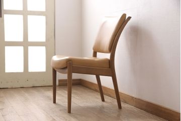 中古　美品　カリモク家具(karimoku)　合皮　温かみのあるカラーが魅力的なナラ材製のダイニングチェア(椅子)(R-054280)です。