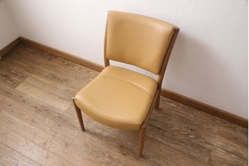 中古　美品　カリモク家具(karimoku)　合皮　温かみのあるカラーが魅力的なナラ材製のダイニングチェア(椅子)(R-054280)です。