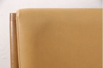 中古　美品　カリモク家具(karimoku)　合皮　温かみのあるカラーが魅力的なナラ材製のダイニングチェア(椅子)(R-054280)です。