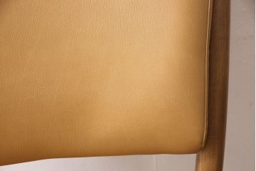 中古　美品　カリモク家具(karimoku)　合皮　温かみのあるカラーが魅力的なナラ材製のダイニングチェア(椅子)(R-054280)です。