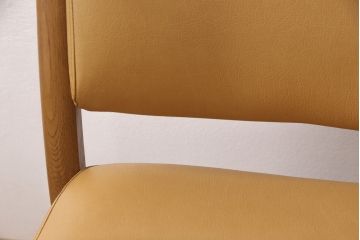 中古　美品　カリモク家具(karimoku)　合皮　温かみのあるカラーが魅力的なナラ材製のダイニングチェア(椅子)(R-054280)です。