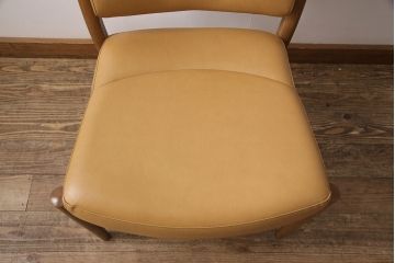 中古　美品　カリモク家具(karimoku)　合皮　温かみのあるカラーが魅力的なナラ材製のダイニングチェア(椅子)(R-054280)です。