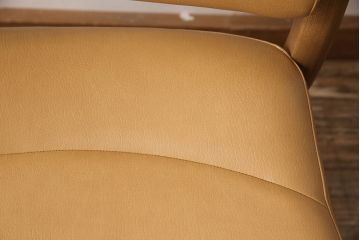 中古　美品　カリモク家具(karimoku)　合皮　温かみのあるカラーが魅力的なナラ材製のダイニングチェア(椅子)(R-054280)です。