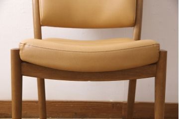 中古　美品　カリモク家具(karimoku)　合皮　温かみのあるカラーが魅力的なナラ材製のダイニングチェア(椅子)(R-054280)です。