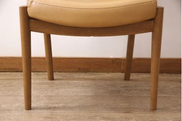 中古　美品　カリモク家具(karimoku)　合皮　温かみのあるカラーが魅力的なナラ材製のダイニングチェア(椅子)(R-054280)です。