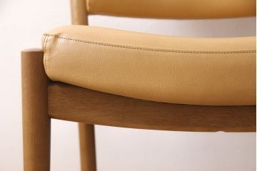 中古　美品　カリモク家具(karimoku)　合皮　温かみのあるカラーが魅力的なナラ材製のダイニングチェア(椅子)(R-054280)です。