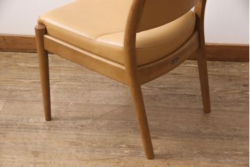 中古　美品　カリモク家具(karimoku)　合皮　温かみのあるカラーが魅力的なナラ材製のダイニングチェア(椅子)(R-054280)です。